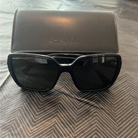 Chanel sunglasses black frame brand new - Picture 1 of 2